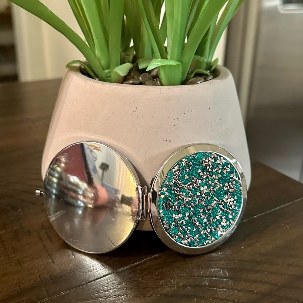 NEW!! Glam Compact Mirror - Picture 3 of 13